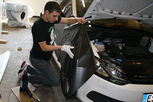 Vollfolierung mit spezieller Car-Wrapping Folie. Ein Kotflügel wird gerade beklebt.